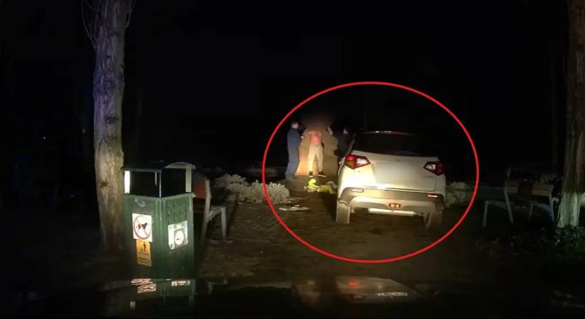 Kivilágítatlanul menekült a rendőrök elől, majd amikor elfogták, elkezdett vetkezni!