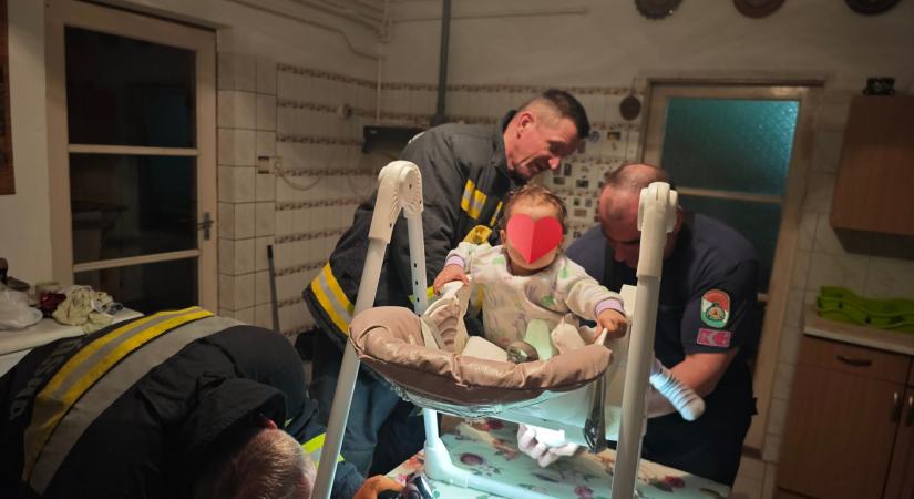 A tűzoltók mentették ki az etetőszékbe szorult kétéves vásárhelyi kisfiút