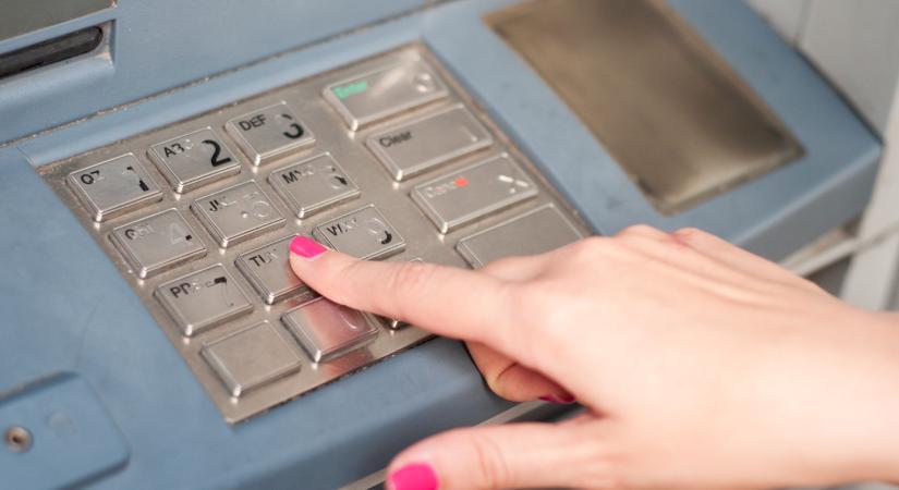 Így is kifigyelhetik a PIN-kódját a csalók, a közelben sem kell lenniük