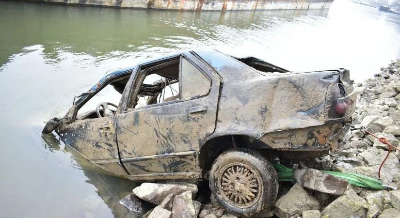 Holttesttel együtt húztak ki egy 11 éve elmerült kocsit a Dunából