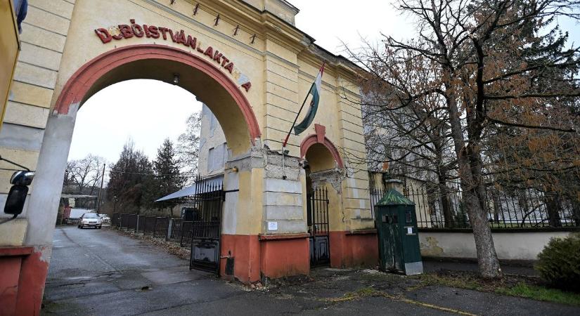 Több évtized után elérték: önkormányzati tulajdonba kerül az egri laktanya egy cserével