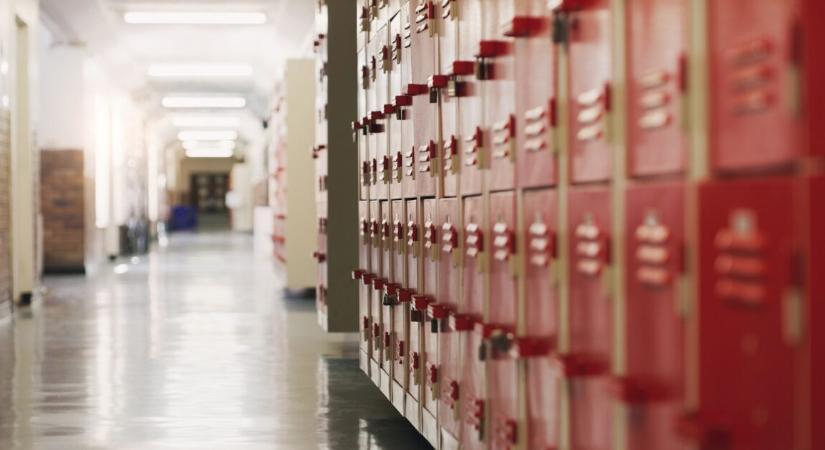 Ököllel megütöttek egy ceglédi igazgatóhelyettest az iskolában – egy diák ment neki