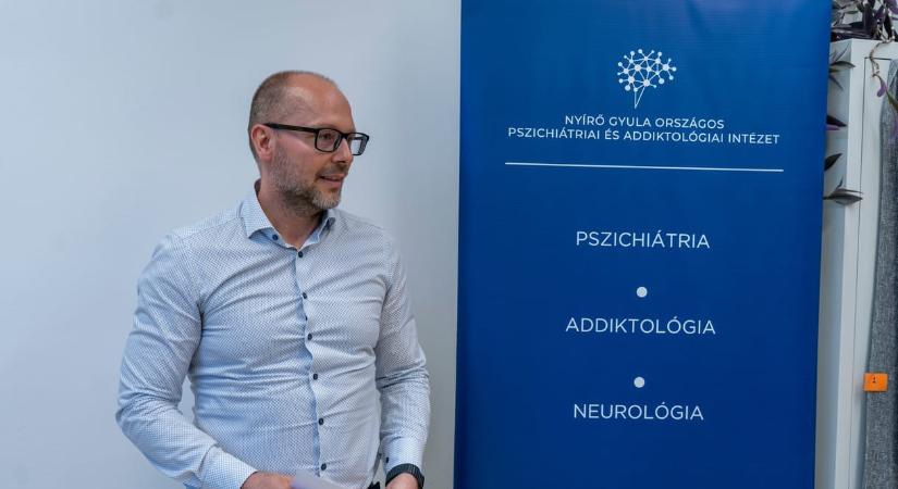 Asztrológiát és mágiát tanítottak az akadémián, amit korábban vezetett, ma egy országos pszichiátriai intézet főigazgatója