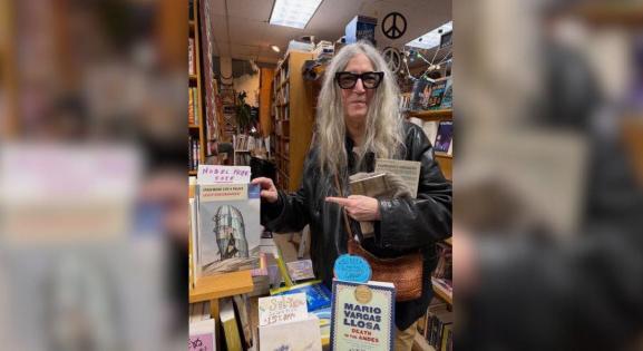 Patti Smith Krasznahorkai aprómunkáit is értékeli