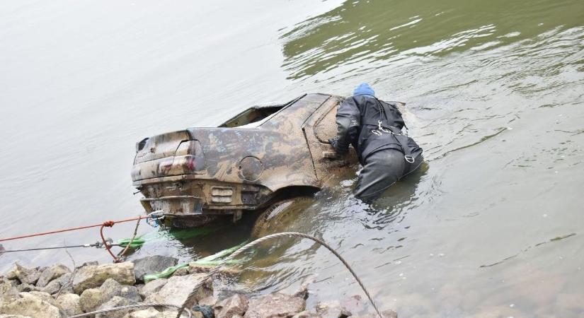 Több mint tíz éve eltűnt autót húztak ki a Duna hullámsírjából - videó