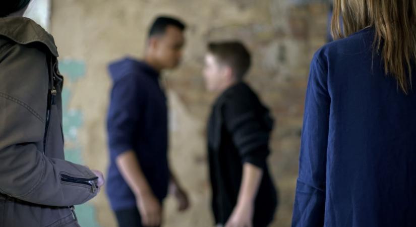 Ököllel ütötte az igazgatóhelyettest, megvert egy diákot, vádat emeltek a ceglédi fiú ellen