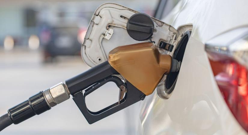 Újra drágul a benzin: péntektől többet fizetünk a kutakon