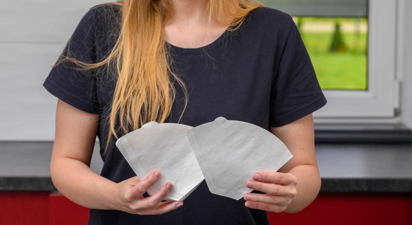 Kipróbáltam a profi takarító kávéfilter-trükkjét a fürdőszobában – az eredmény sokkal jobb lett, mint amire számítottam