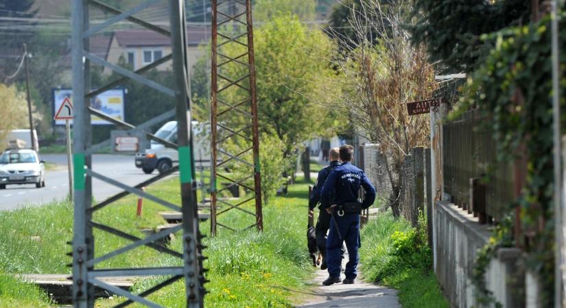 Holtan találtak egy nyugdíjas férfit a Pécsi utcában, gyűjtik az adatokat a rendőrök