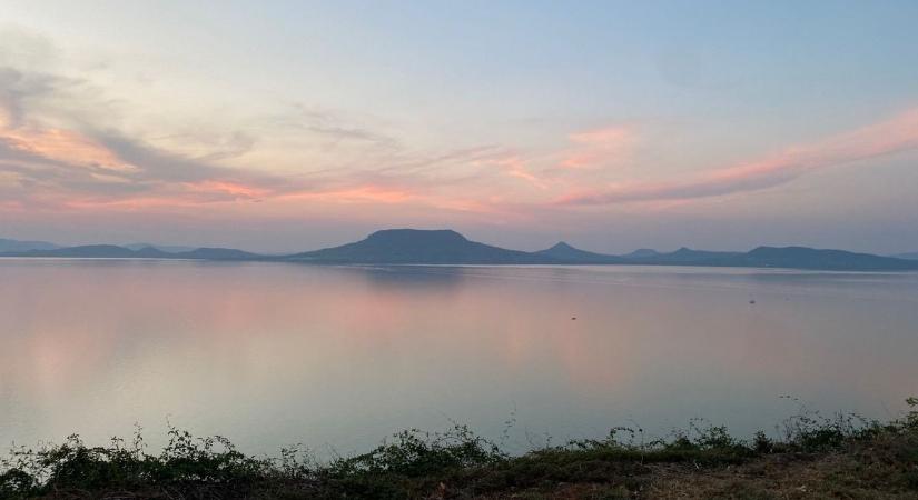 Jó lesz odafigyelni - komplett gyógyszertár úszik a Balatonban