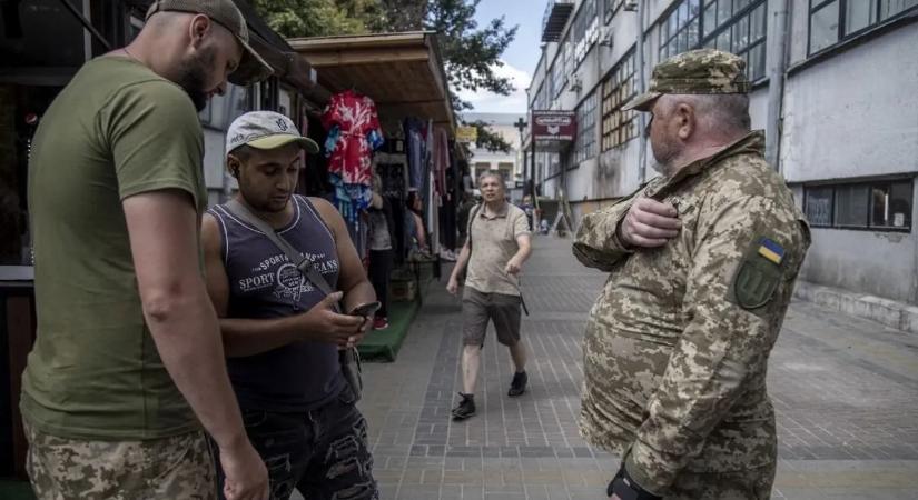 Kényszersorozás – az ukrán társadalom egyre mélyebben érzi a háború terhét