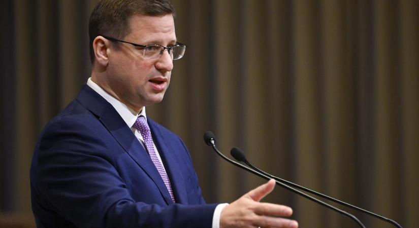 Úgy tűnik, Gulyás Gergely szerint szabad megsérteni a munkavédelmi szabályokat, ha egy ezer milliárd forintos beruházást hozol Magyarországra