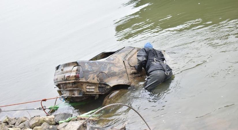 Egy eltűnt paksi férfi holtteste kerülhetett elő a Dunából kiemelt roncsból (videó)