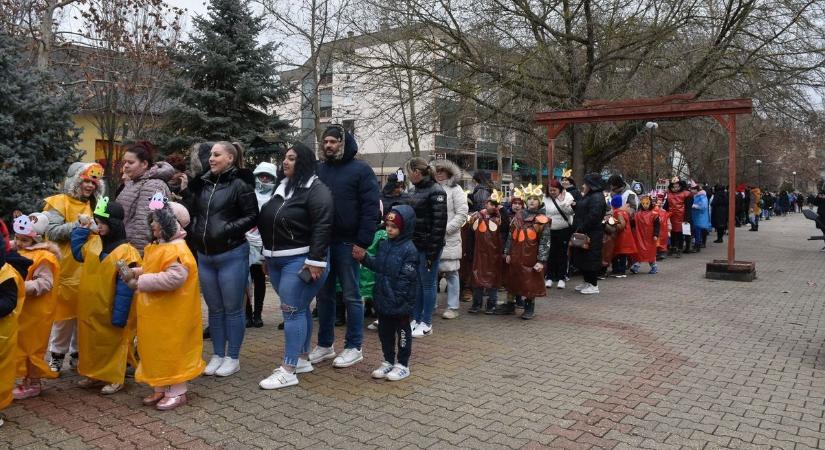 Különleges jelmezekben lepték el a belvárost a karcagi maskarások – galériával videóval