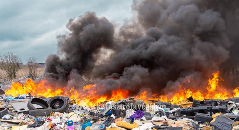 Szemét kapott lángra Szolnokon