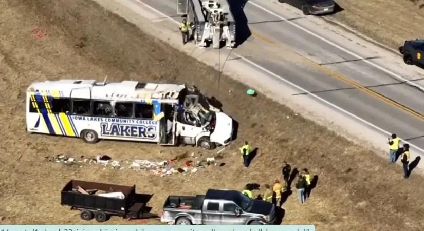 Híres sportolókat szállító busz borult árokba: egy halott és több tucat sérült