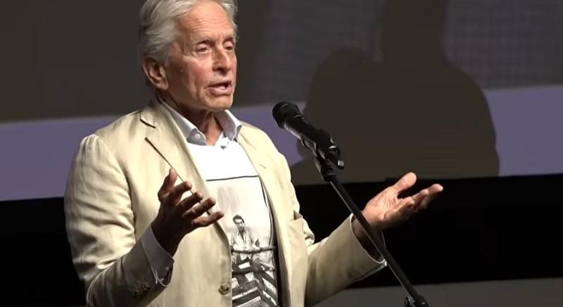 Michael Douglas megírja a memoárját, mielőtt semmire se emlékezne