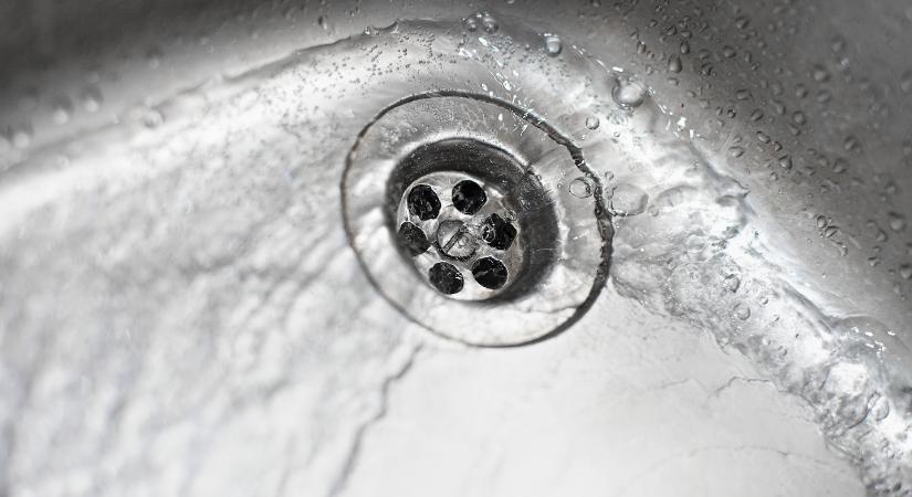 Nincs többé csatornaszag a lakásban, csak egy maréknyi kell ebből a lefolyóba