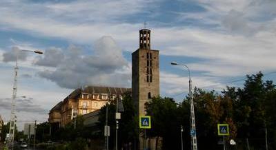 Elbontották Józsefváros híres templomtornyát, most az eredeti tervek alapján állítják helyre