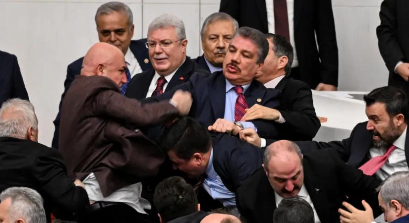 Összeverekedtek a képviselők a török parlamentben az új igazságügyi miniszter miatt