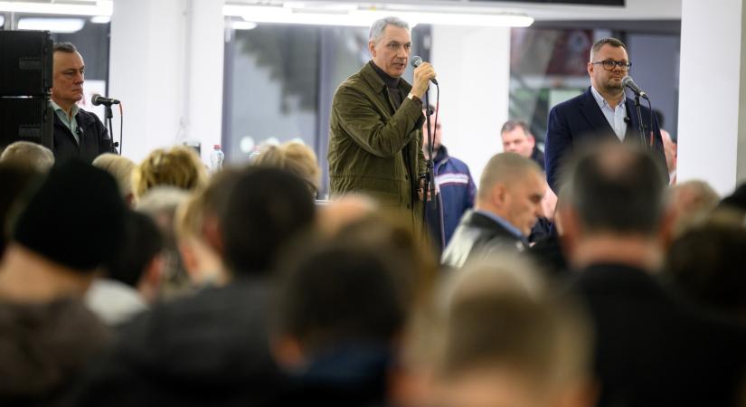 Lázárinfó Győrben: „Mocskos Fidesz”, előkerült egy vécékefe, a vadászkastély és Szabó Bálint