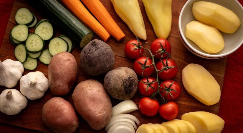 Tíz éve nem volt ilyen olcsó a krumpli, bezuhant a csirke ára is – mutatjuk a heti akciókat