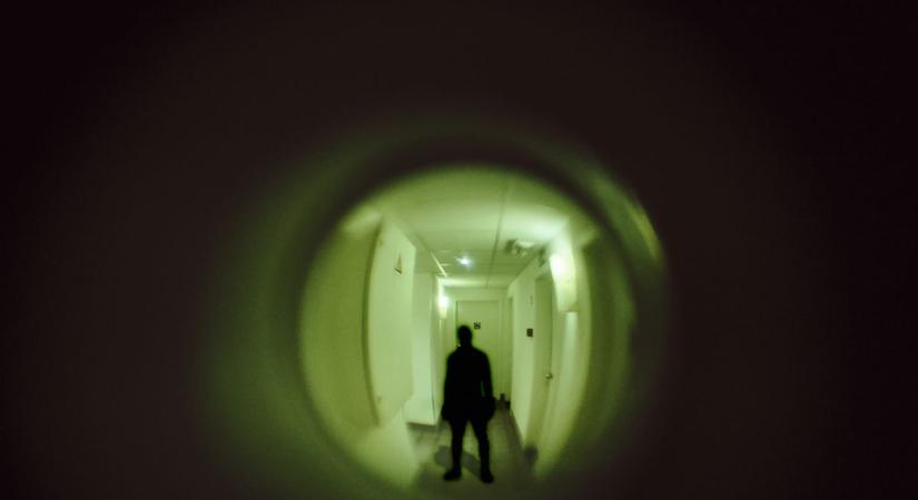 Csuklyás fiatalok terrorizáltak egy kaposvári társasházat, a rendőrök is kiszálltak