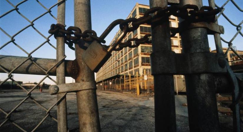 Tömeges kirúgások, kikapcsolt fűtés és hónapokkal csúszó fizuk: csőd szélén a magyar gyár