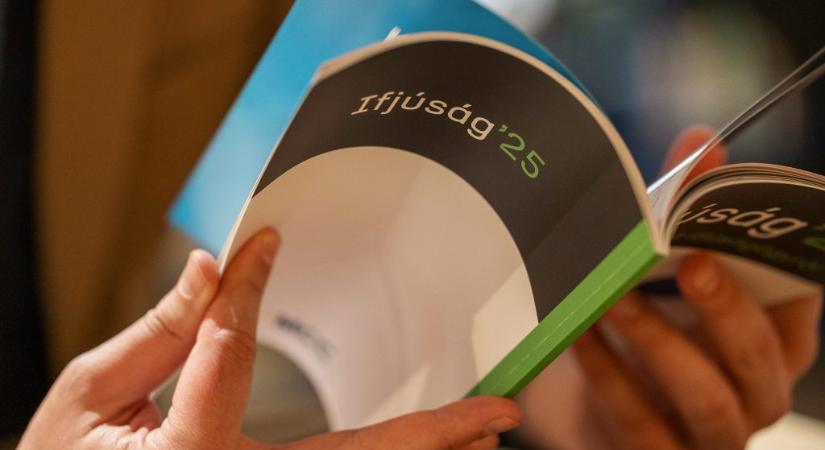 „Elhallgatják a kormány renoméját csökkentő ügyeket” – kormánypropaganda lett a magyar fiatalokról szóló jelentés