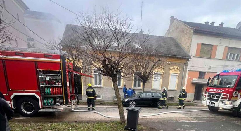 Nagy lángokkal ég egy lakóház Szombathelyen - fotók