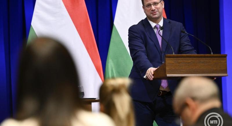 Gulyás Gergely úgy tudja, Ukrajna le akarja rohanni Magyarországot