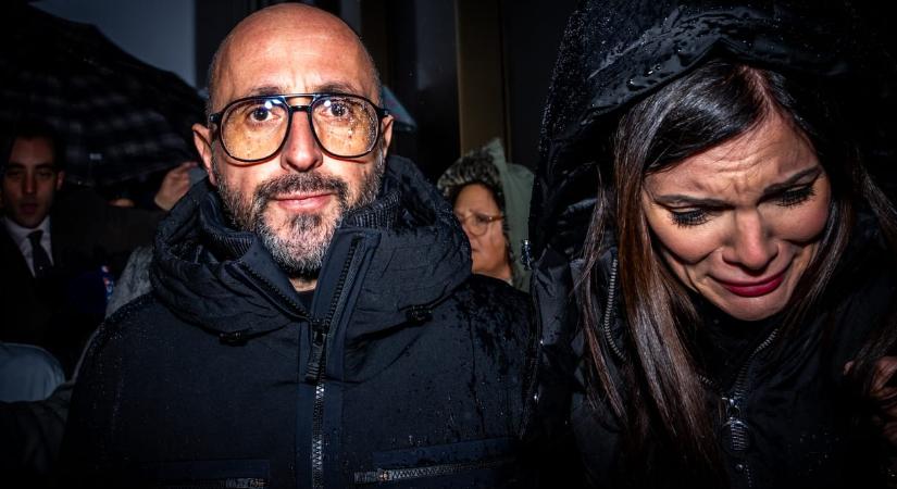 Megölted a fiam, ezért fizetni fogsz! – az áldozatok dühödt hozzátartozói rohanták le a szilveszterkor kiégett svájci bár tulajdonosait