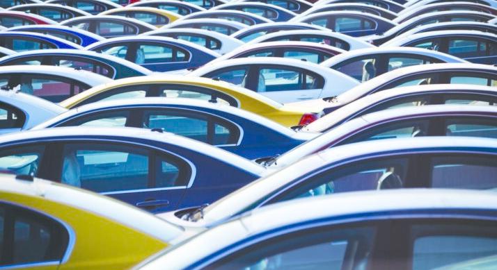 Átrendeződik a használtautó-piac – 5,6 millió az átlagár, a középkategória tarol