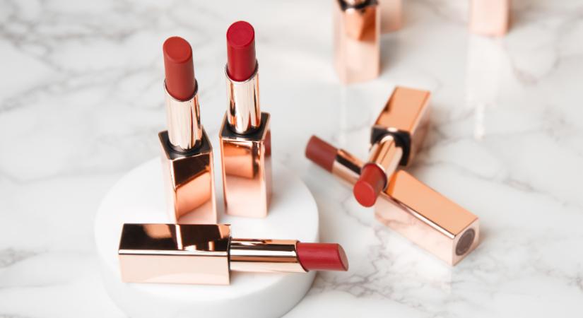 3 sminkes trükk, amit még nem ismersz – Mutatjuk, így kell felvinni a vörös rúzst, hogy egész nap tartós legyen