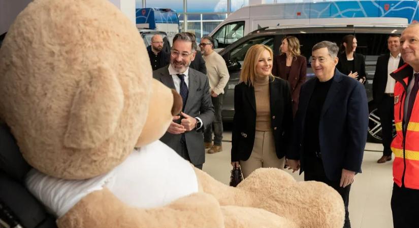 Mészáros alapítványa 124 milliós speciális mentőkocsit vett a mentőszolgálatnak