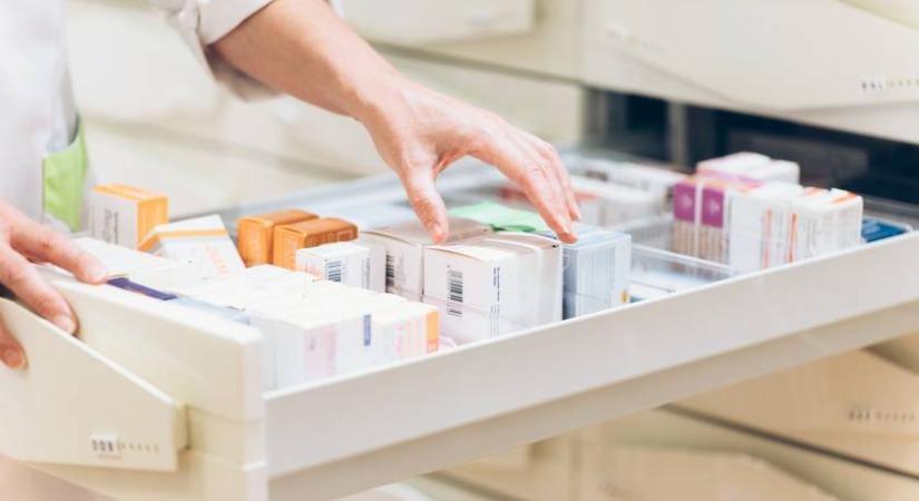 Árrobbanás a vény nélkül kapható gyógyszereknél: már a GVH is rászáll a patikákra