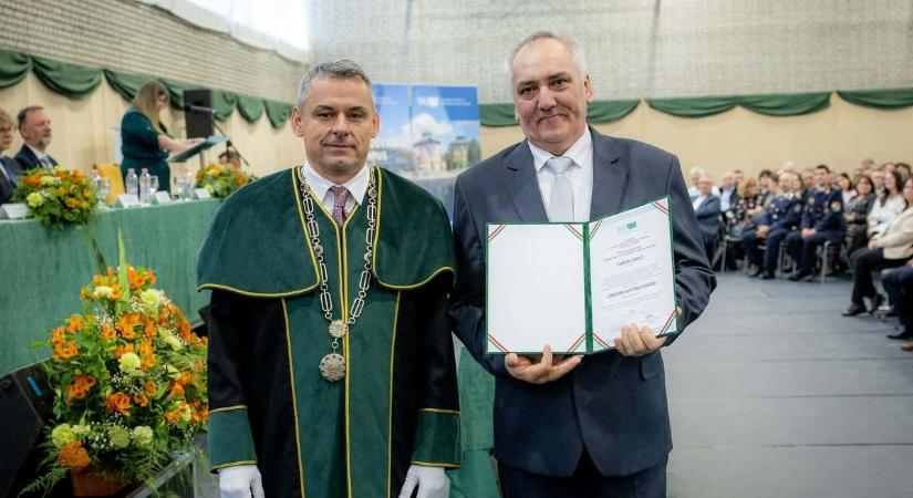 Kitüntették a Kaposvári Táncsics Mihály Gimnázium igazgatóját