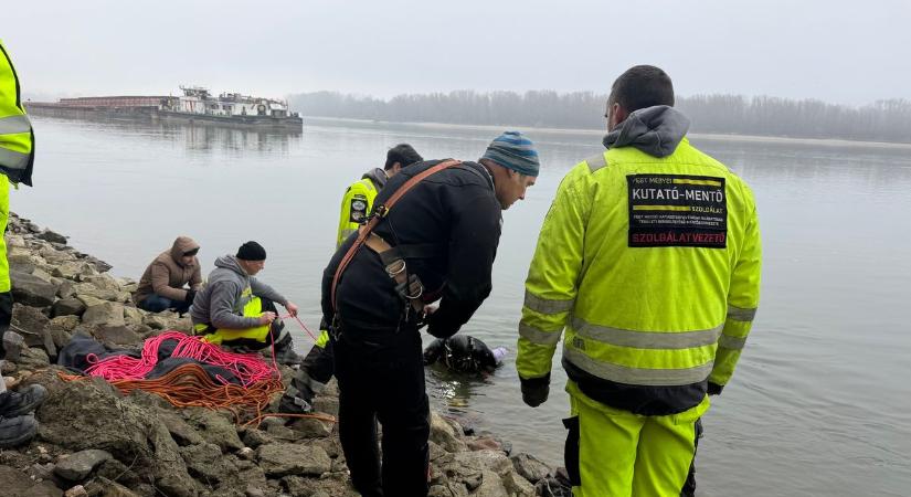 Négy fokos vízben dolgoztak a búvárok a Dunában – így hozták fel a roncsot