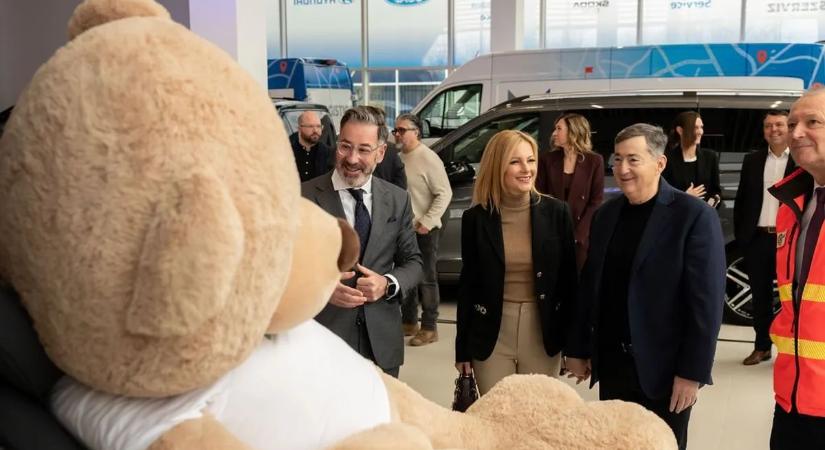 Új, speciális mentőautó segíti az extrém túlsúlyban szenvedő betegeket: a Pro Filii Alapítvány támogatása mérföldkő az életmentésben