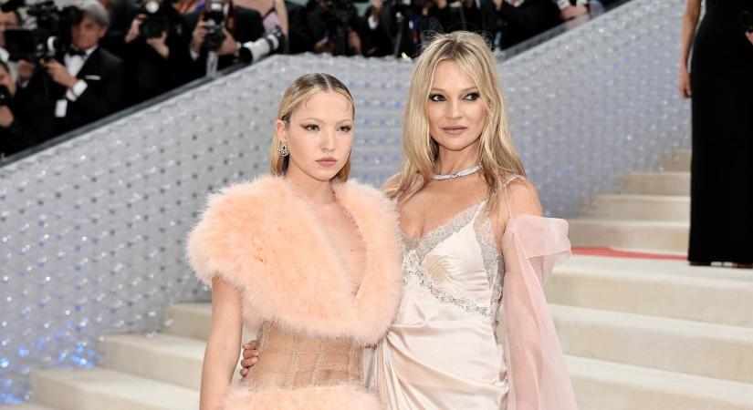 Megtévesztésig hasonlítanak: Kate Moss és lánya bikiniben hódították meg Mexikót