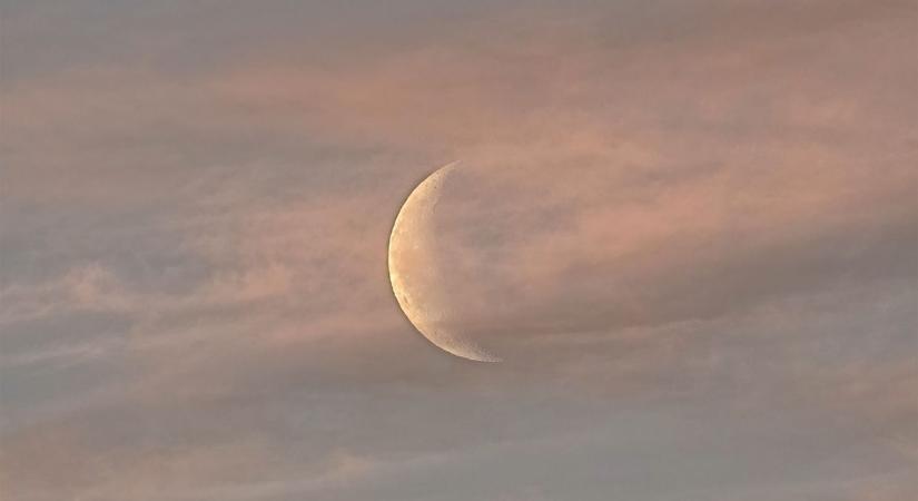 Fantasztikus fotók olvasónktól a rózsaszín felhők között búcsúzó Holdról