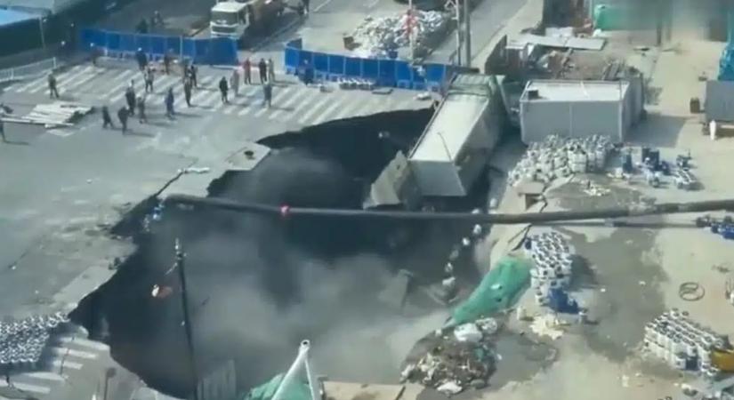 Mint egy katasztrófafilmben: hatalmas kráter nyílt Sanghajban – videó