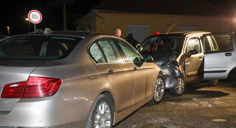 Hármas karambol Kaposváron: összesen öten utaztak az autókban, helyszínen a tűzoltók