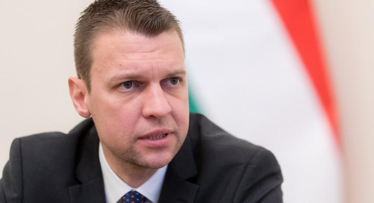 „Kiderült, hogy Magyar Péter kettős életet él” – reagált Menczer Tamás a Tisza-elnök bejelentésére