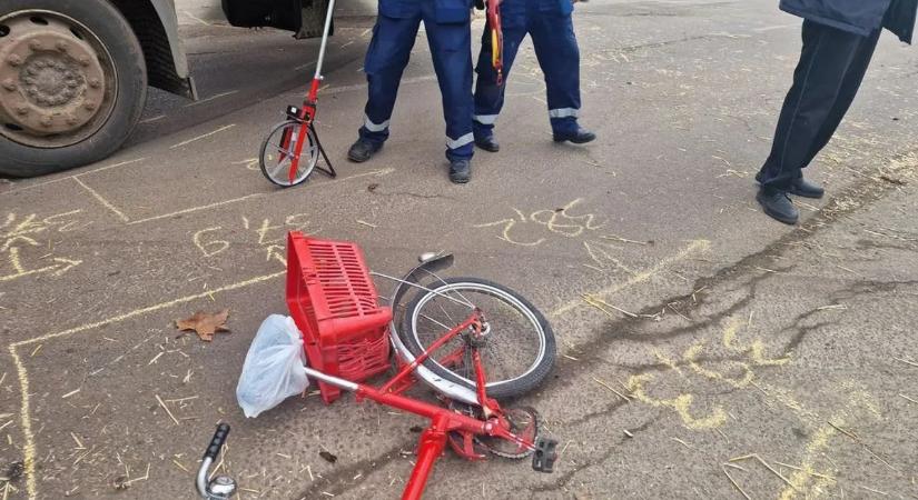 Halálos gázolás Kálon: kamion ütötte el a biciklijét toló Erzsi nénit