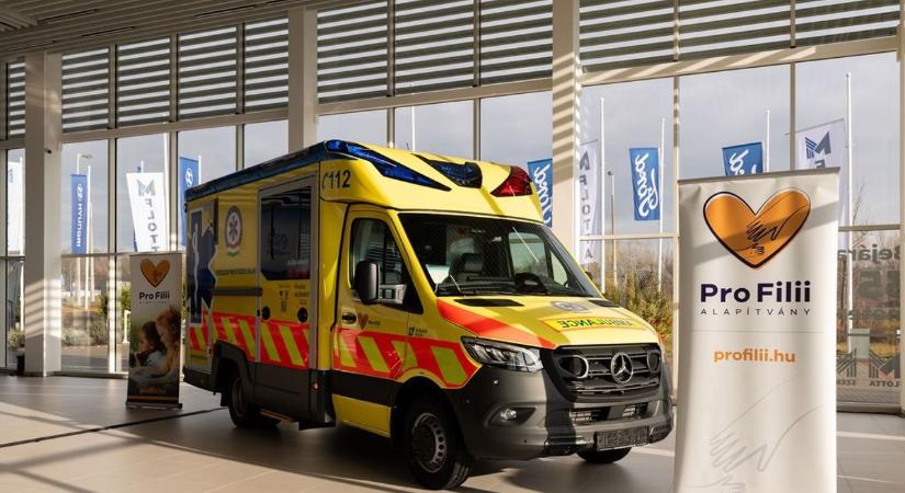 A Pro Filii Alapítvány támogatásával új, speciális mentőautó fogja segíteni az extrém túlsúlyban szenvedő betegeket