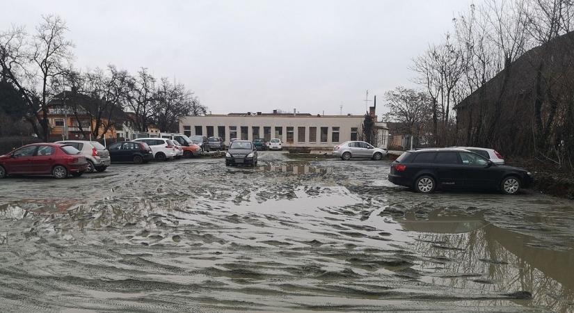 Újabb sártenger Szombathelyen: Teljesen felázott egy nagy parkoló, kiderítettük, hogy mi lesz a sorsa
