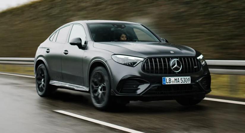 Újra sorhatos dobog az AMG SUV-ban: megérkezett a friss Mercedes-AMG GLC 53