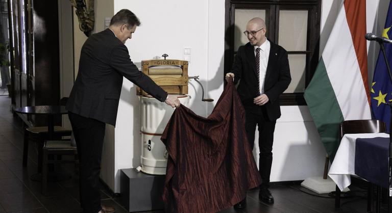 Ritka műtárgyat ajándékozott egy múzeumnak a Kincsvadászok egyik szakértője