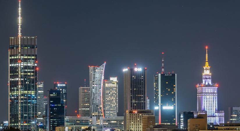 Már a németek dolgoznak a lengyeleknek: Varsó bevásárolja magát Nyugatra, miközben mi csak pislogunk